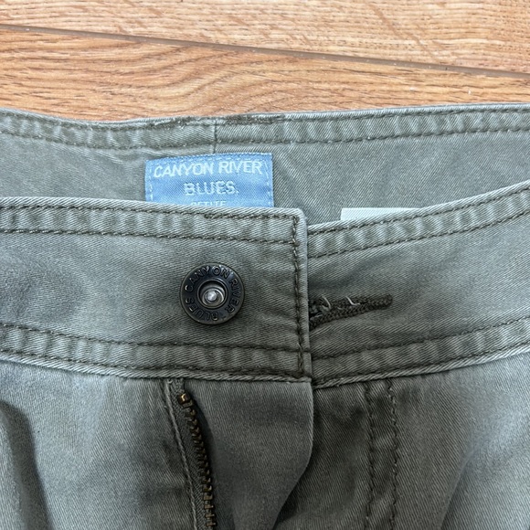 Women’s green Capris - Picture 2 of 6